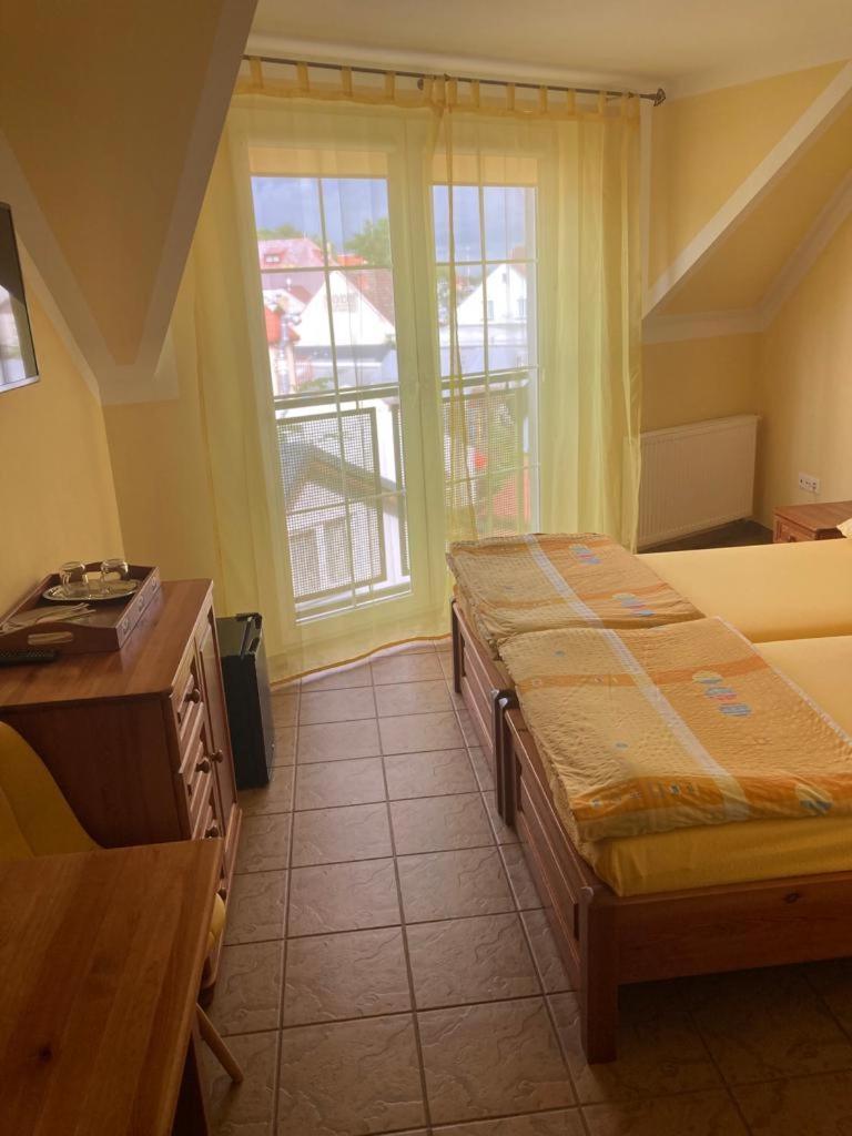 Pod Delfinem Rewal Apartment Екстериор снимка